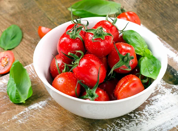 Tomates frescos en la mesa . — Foto de Stock