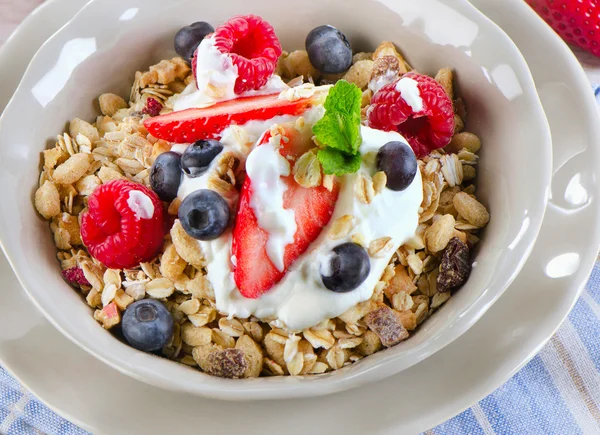 Healthy Breakfast with ripe berries — Stock Photo, Image