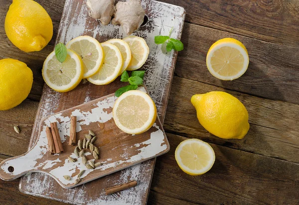 Frische Zitronen an Bord. — Stockfoto