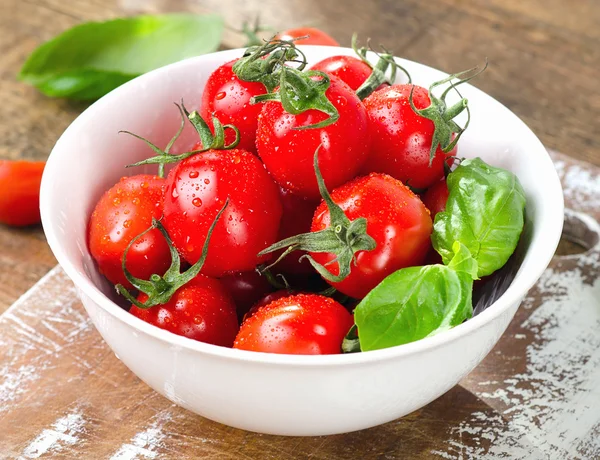 Tomates frescos em tigela branca — Fotografia de Stock