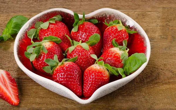 Fragole fresche in ciotola a forma di cuore — Foto Stock