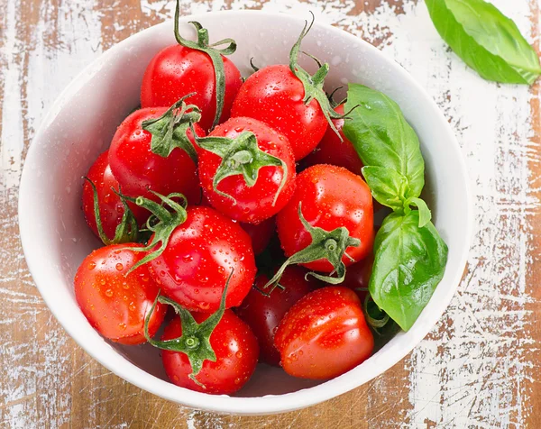 Świeże pomidory w misce biały — Zdjęcie stockowe
