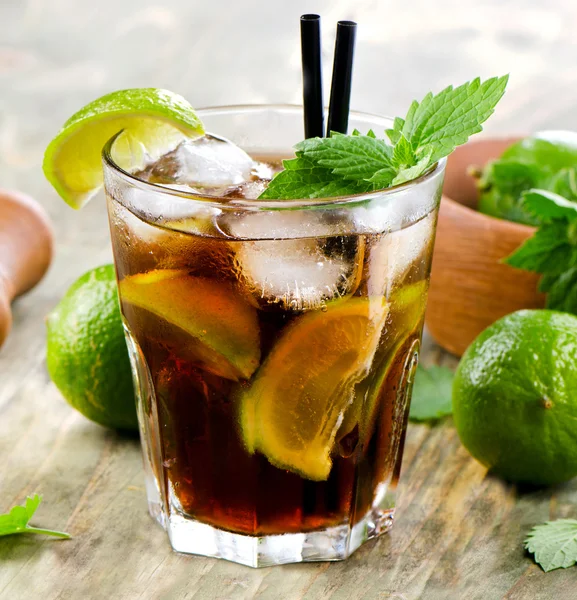 Alcoholic cocktail with lime — Stock Photo, Image