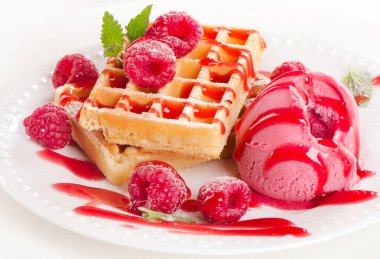 Ahududu ile Belçika waffle