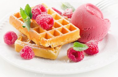 Ahududu ile Belçika waffle