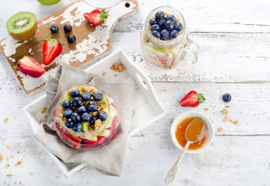 Müsli ve sağlıklı kahvaltı için çilek