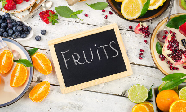 Свежие фрукты и ягоды