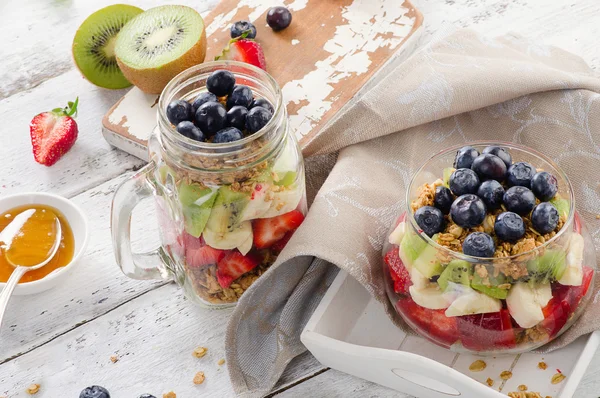 Muesli e bagas para café da manhã saudável — Fotografia de Stock