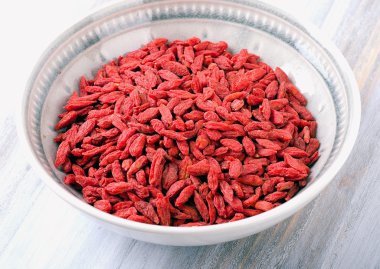 Goji meyveleri kasede.