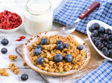 meyve ve yoğurt ile müsli