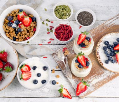 Müsli ve böğürtlenli sağlıklı kahvaltı