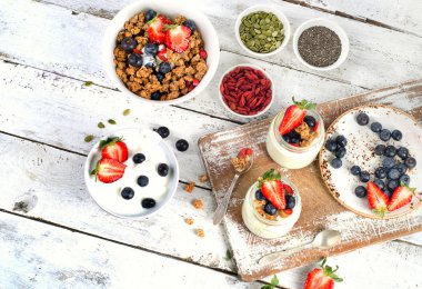 Müsli ve böğürtlenli sağlıklı kahvaltı