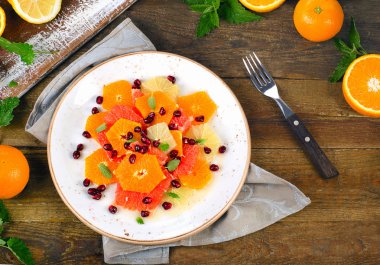 Taze narenciye salatası