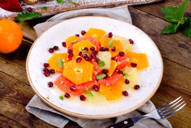 Taze narenciye salatası