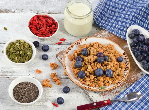 Hälsosam frukost med müsli och yoghurt — Stockfoto