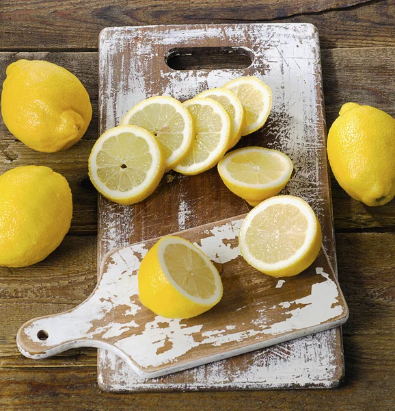 Fresh lemons on vintage table — Stock Photo, Image