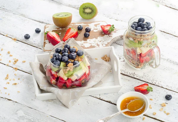 Desayuno saludable con granola y bayas — Foto de Stock