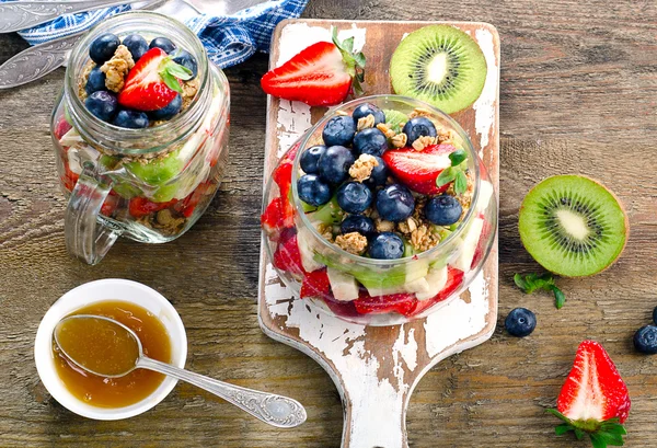 Muesli and berries for healthy breakfast — Stock Photo, Image