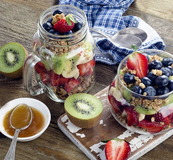 Мюсли и ягоды для здорового завтрака — стоковое фото