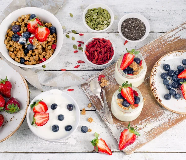 与意大利面和浆果一起享用的健康早餐 — 图库照片
