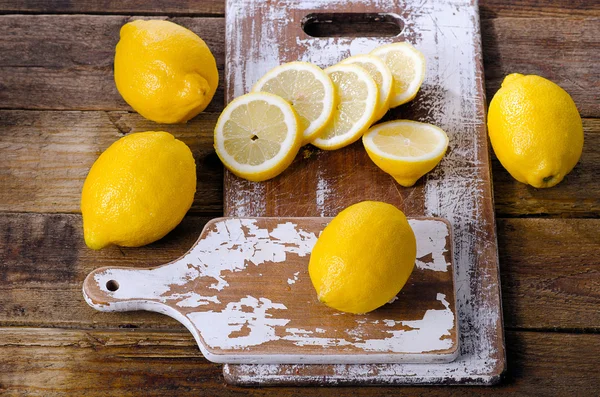 Fresh lemons on vintage table — Stock Photo, Image