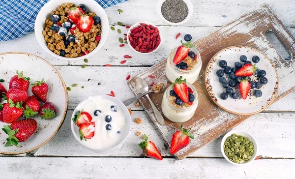 Iogurte com muesli e bagas — Fotografia de Stock