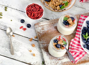 Yoğurt, müsli, taze çilek 