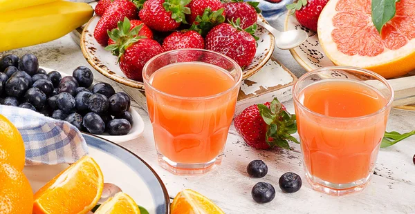 Succo di agrumi, frutta e bacche — Foto Stock