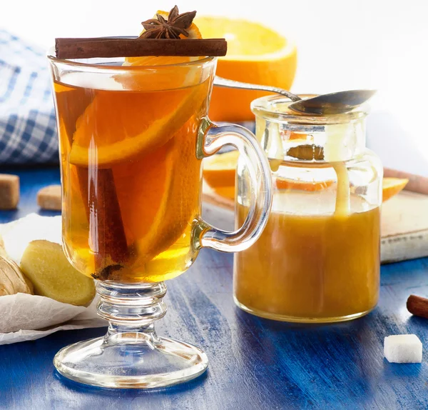 Имбирный чай с апельсином — стоковое фото