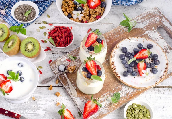 Ontbijt met yoghurt, fruit — Stockfoto