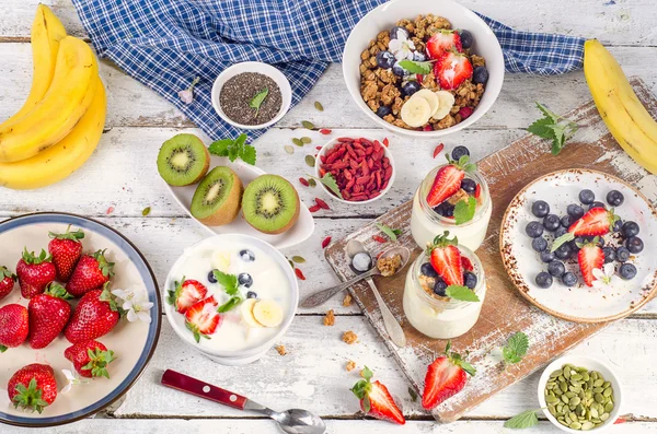 Café da manhã saudável com iogurte — Fotografia de Stock