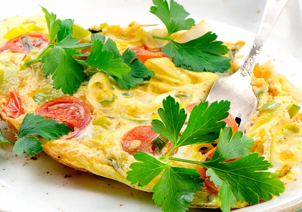 Omelet met groenten in witte plaat. — Stockfoto