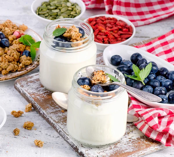 Joghurtot, müzlit és bogyók — Stock Fotó