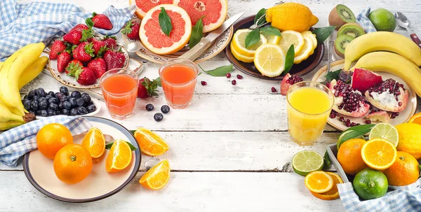 Citrus juice, fruits and berries — Stock Photo, Image