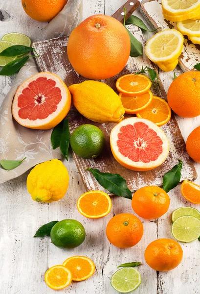 Citrusfrukter på träbord. — Stockfoto