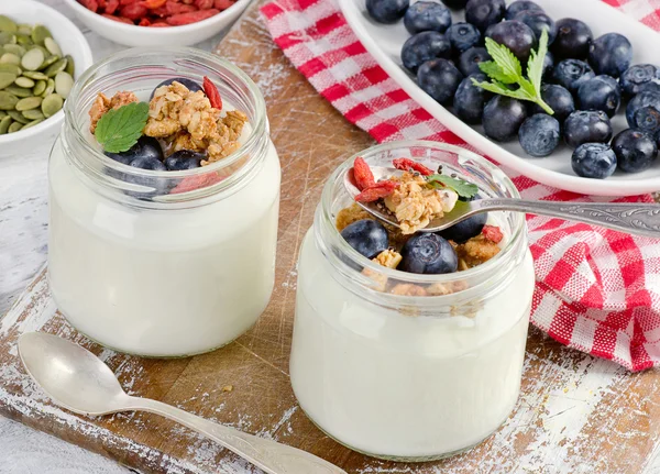 Joghurtot, müzlit és bogyók — Stock Fotó