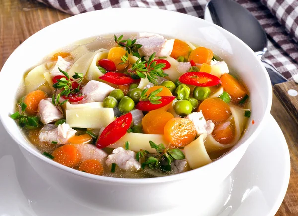 Hühnersuppe mit Gemüse — Stockfoto