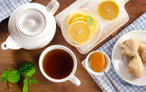 Τσάι με λεμόνι, τζίντζερ και δυόσμο — Φωτογραφία Αρχείου