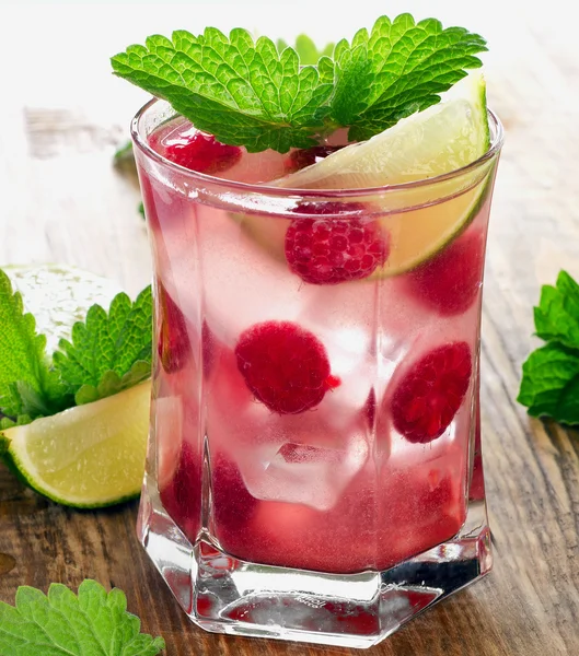 Summer drink with raspberries — Stock Photo, Image