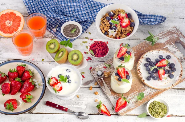 Café da manhã saudável com iogurte, suco — Fotografia de Stock