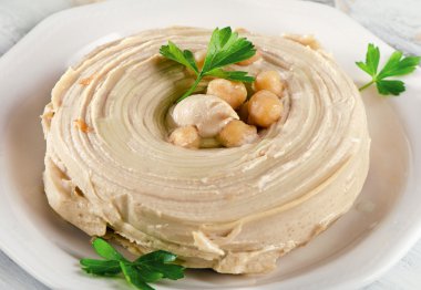 Kremsi bir humus tabak. 