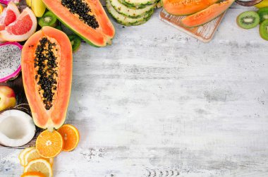 Farklı ham egzotik tropik meyveler 