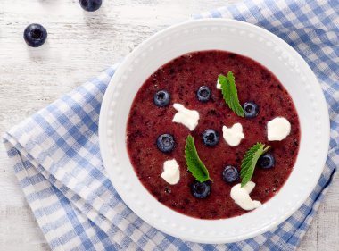 Tatlı yabanmersini çorbası.