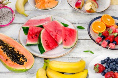 Junge auf bahngleisen 