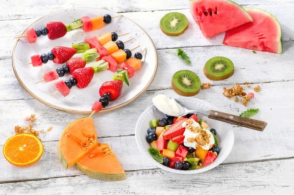 Frutas frescas, muesli y yogur — Foto de Stock