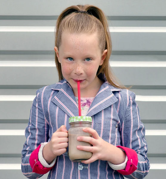 Malá holčička pít mléko pití — Stock fotografie