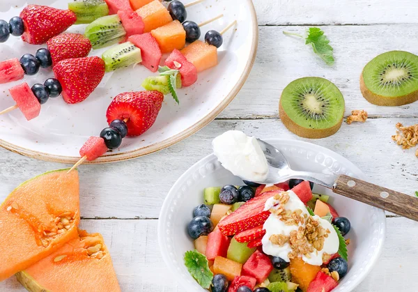 Frutas frescas, muesli y yogur — Foto de Stock