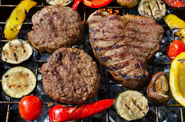 Carne a la parrilla con verduras. —  Fotos de Stock