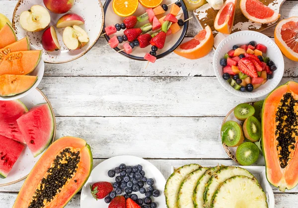 Voorbereiding gezond fruitsalade — Stockfoto