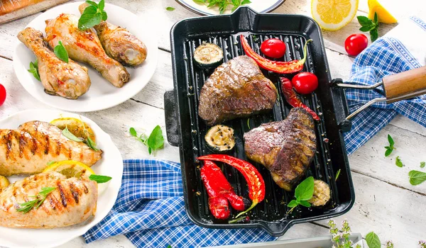 Carne a la parrilla con verduras. — Foto de Stock